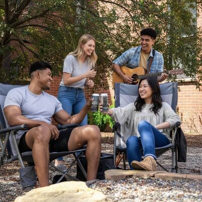 Cadeira de acampamento portátil com design ergonômico e almofada de refrigeração removível para atividades e eventos ao ar livre confortáveis